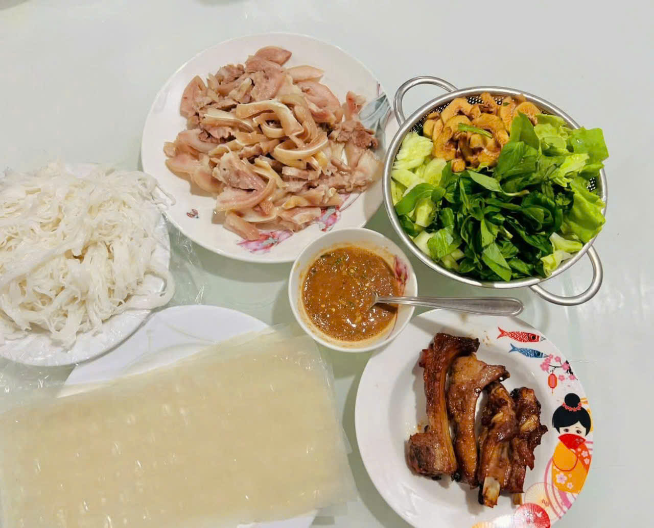 Rau sống và rau thơm là những món quen thuộc trong nhiều bữa cơm gia đình Việt.
