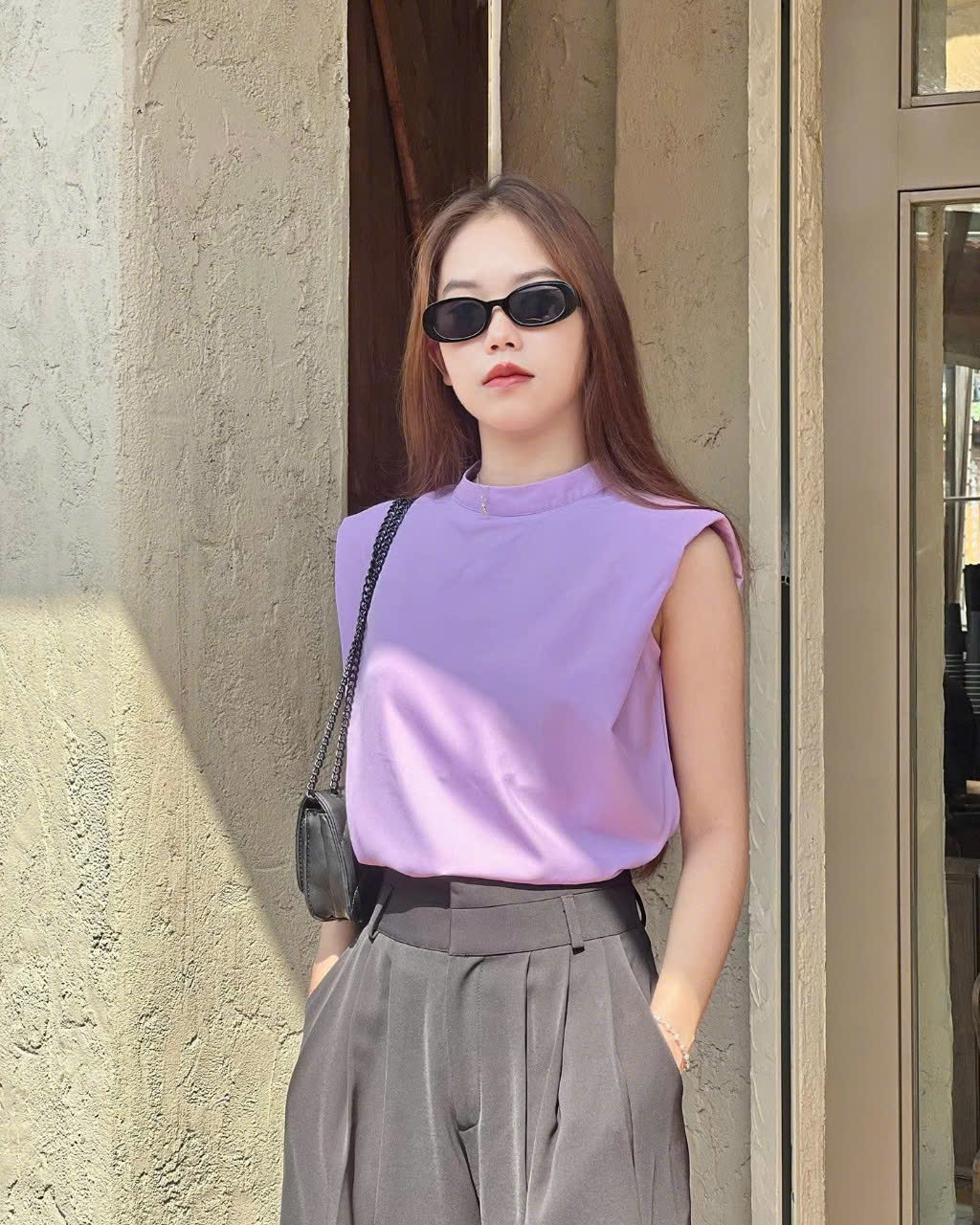 Trang phục phối áo màu nhẹ cùng quần suông tạo vẻ thanh lịch, hiện đại mà không cần quá nhiều chi tiết. (Ảnh: thoitrangkk.vn)