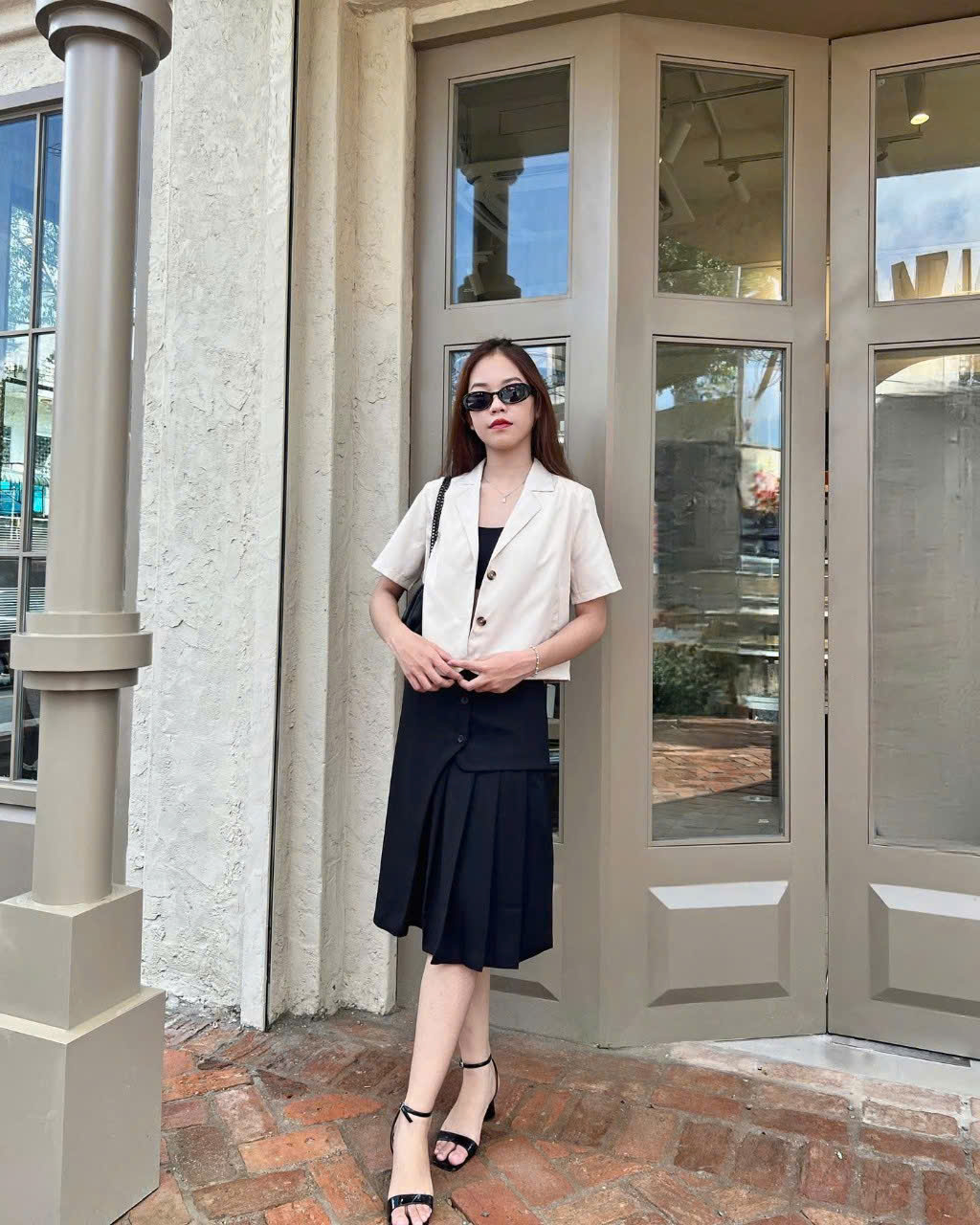   Blazer kết hợp cùng váy đơn sắc là lựa chọn dễ ứng dụng, phù hợp với những ngày làm việc cần sự chỉn chu. (Ảnh: thoitrangkk.vn)  
