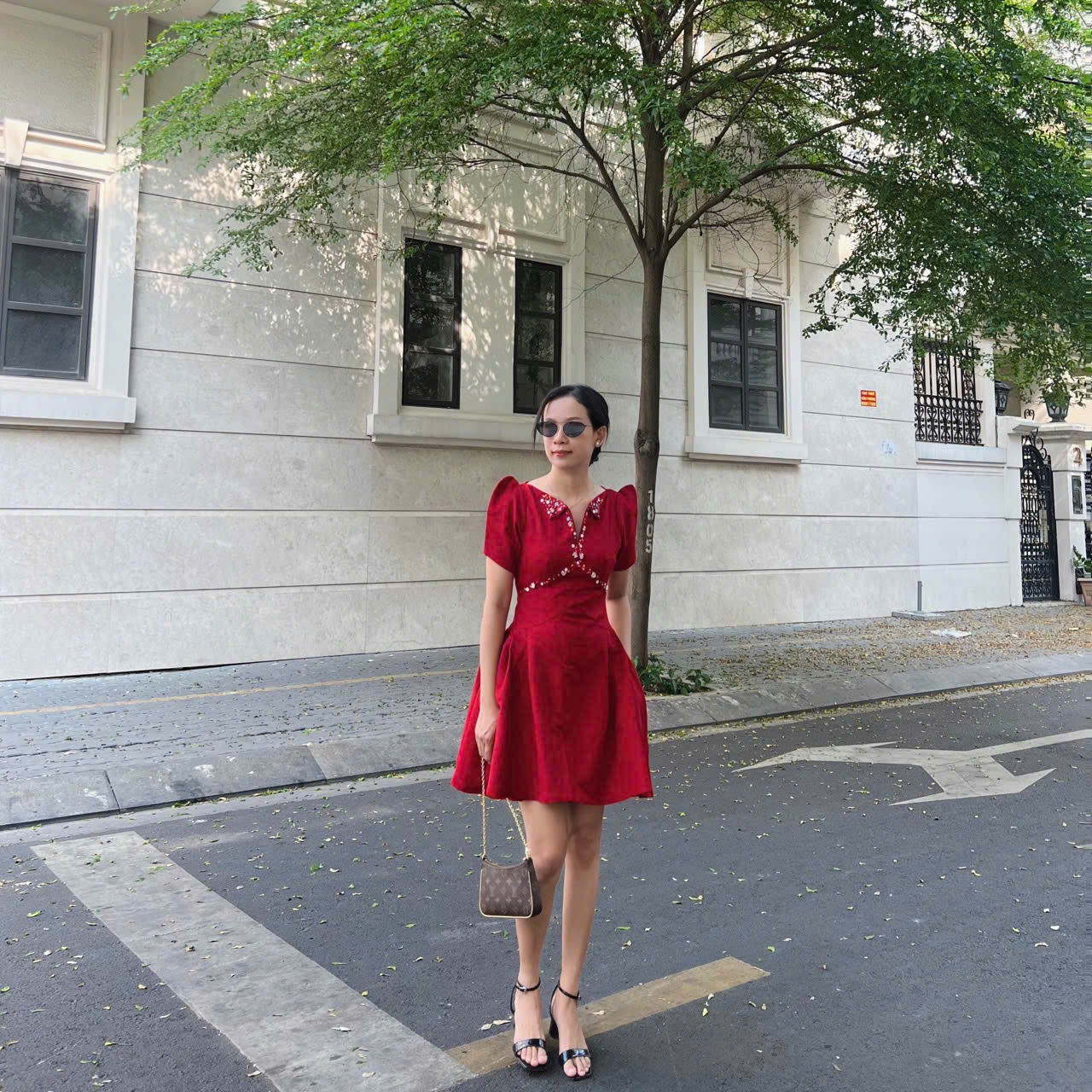 Một chiếc đầm có kiểu dáng nữ tính vẫn có thể phù hợp với môi trường công sở khi được lựa chọn với độ dài và thiết kế vừa phải. (Ảnh: thoitrangkk.vn)