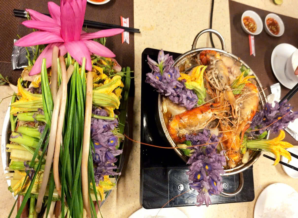 Nồi lẩu đặt giữa bàn tạo nên cách thưởng thức cùng nhau, mỗi người có thể lựa chọn nguyên liệu theo khẩu vị.