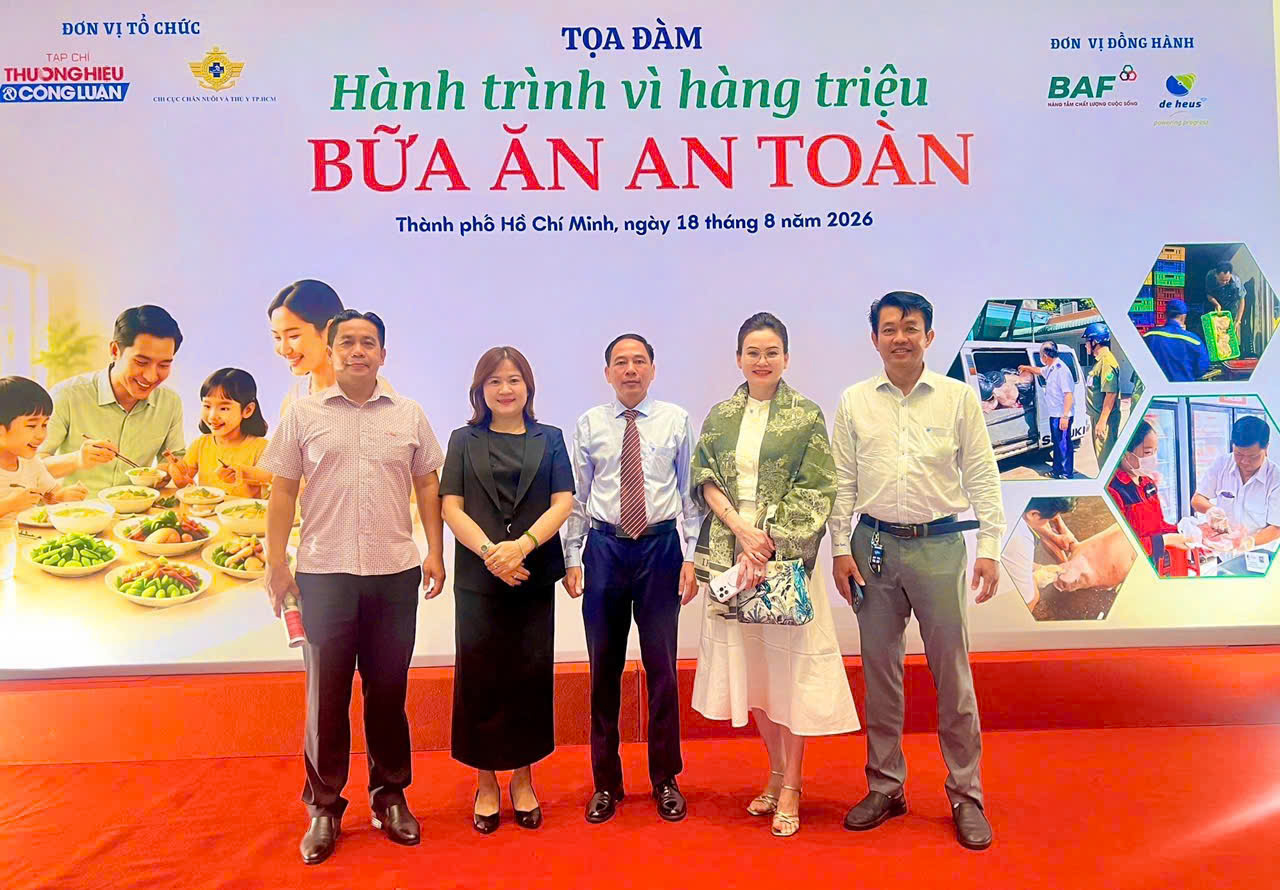 Các đại biểu tham dự tọa đàm chụp ảnh lưu niệm cùng nhà báo Vũ Đức Thuận (đứng giữa), Tổng Biên tập Tạp chí Thương hiệu và Công luận
