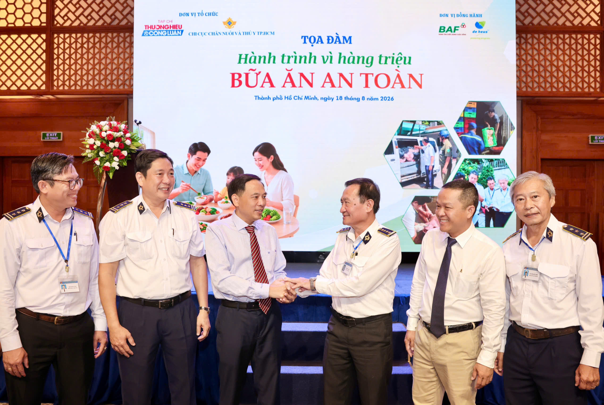Bên lề tọa đàm, nhà báo Vũ Đức Thuận, Tổng Biên tập Tạp chí Thương hiệu và Công luận, cùng ông Trần Phú Cường, Chi cục trưởng Chi cục Chăn nuôi và Thú y TP.HCM, trao đổi với các đại biểu.