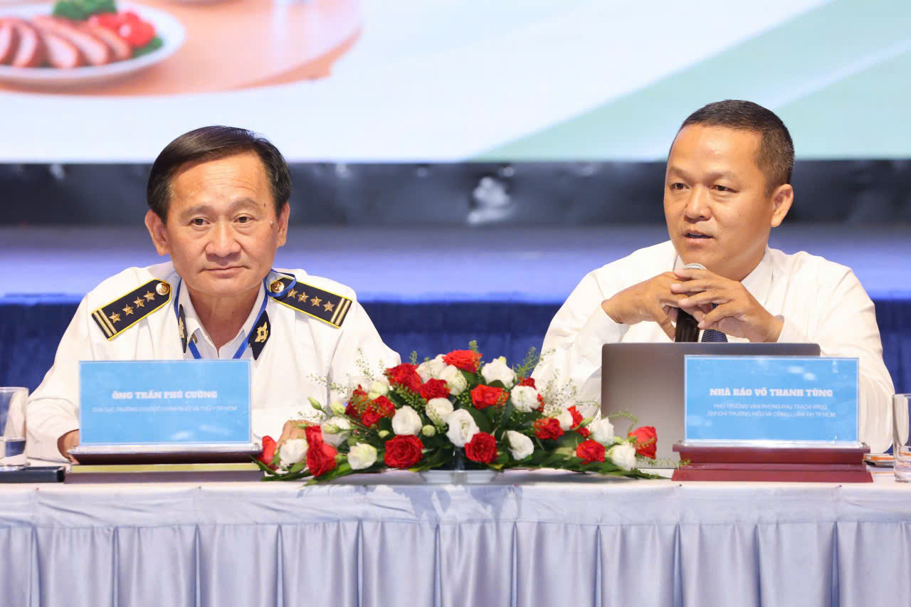Nhà báo Võ Thanh Tùng, Phó Trưởng Văn phòng phụ trách Văn phòng đại diện Tạp chí Thương hiệu và Công luận tại TP.HCM, phát biểu tại tọa đàm