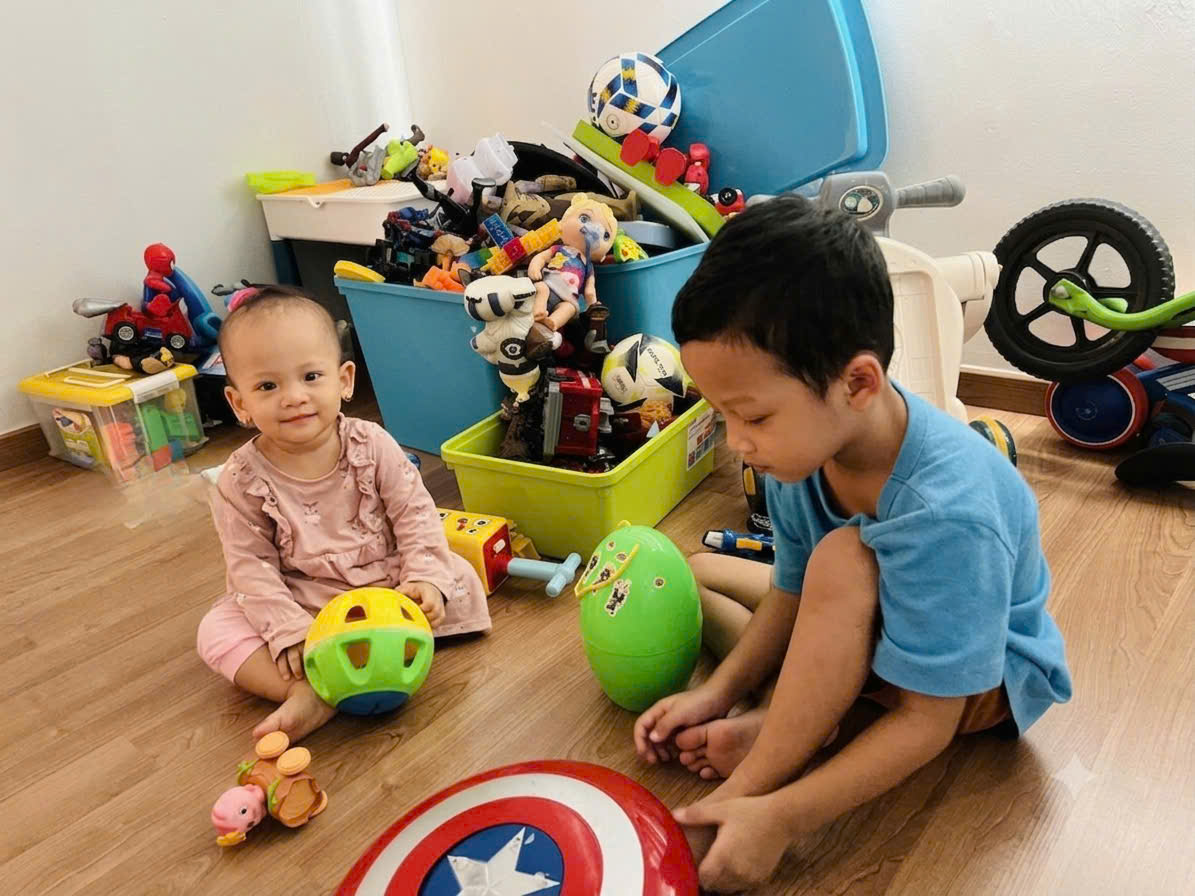 Dạy trẻ hình thành thói quen cất đồ chơi gọn gàng sau khi chơi xong.