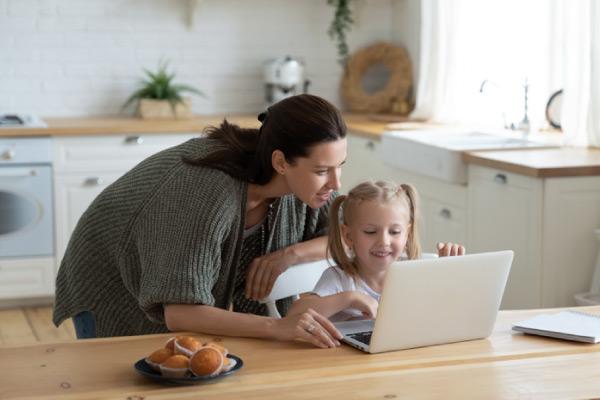 Cha mẹ có thể đồng hành cùng con sử dụng AI như một công cụ hỗ trợ học tập, thay vì để công nghệ làm thay quá trình suy nghĩ. Nguồn ảnh: Pexels.