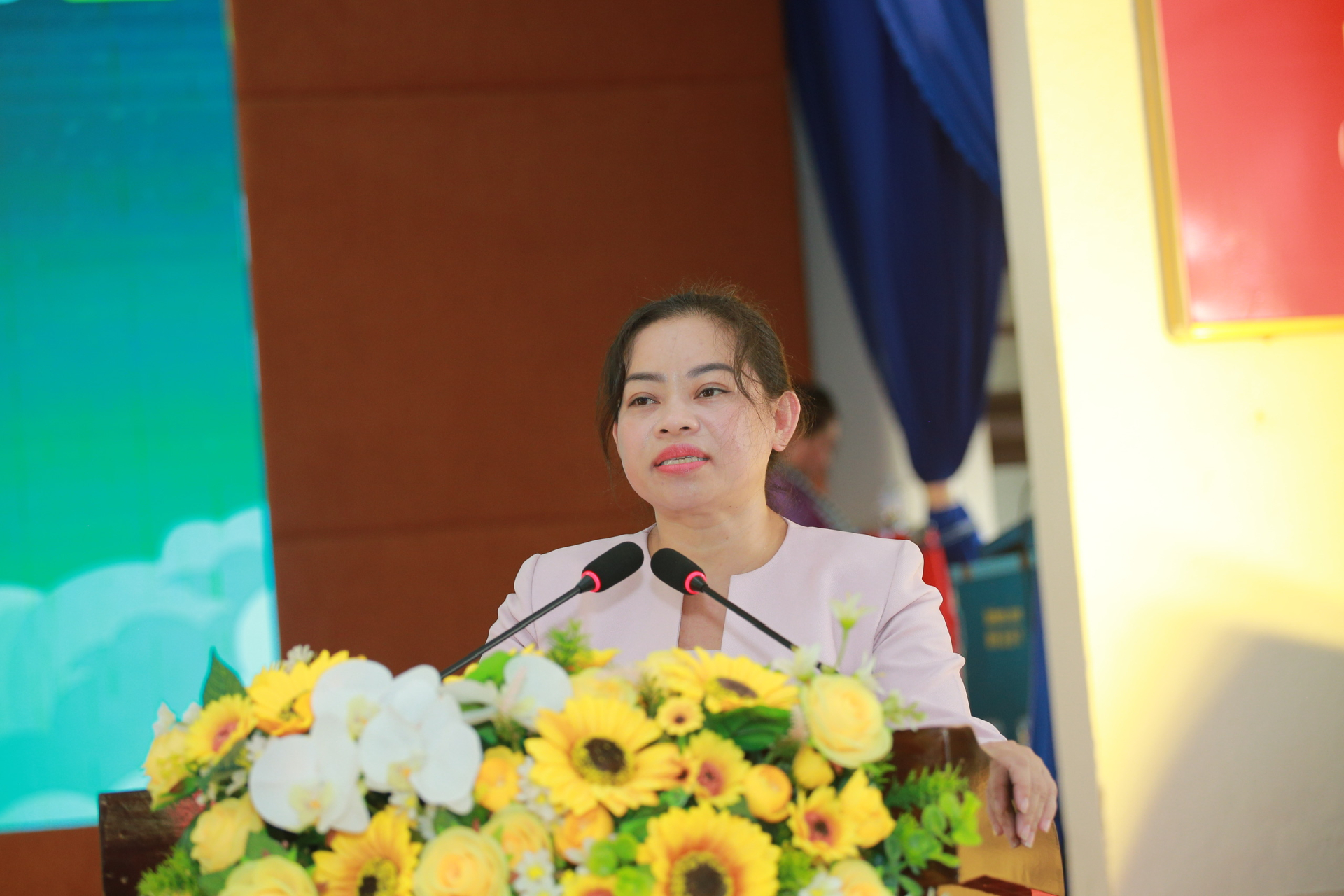 Bà Trần Thị Thế Ngọc, Phó Bí thư Đảng ủy, Chủ tịch UBND xã Cát Tiên, phát biểu tại chương trình
