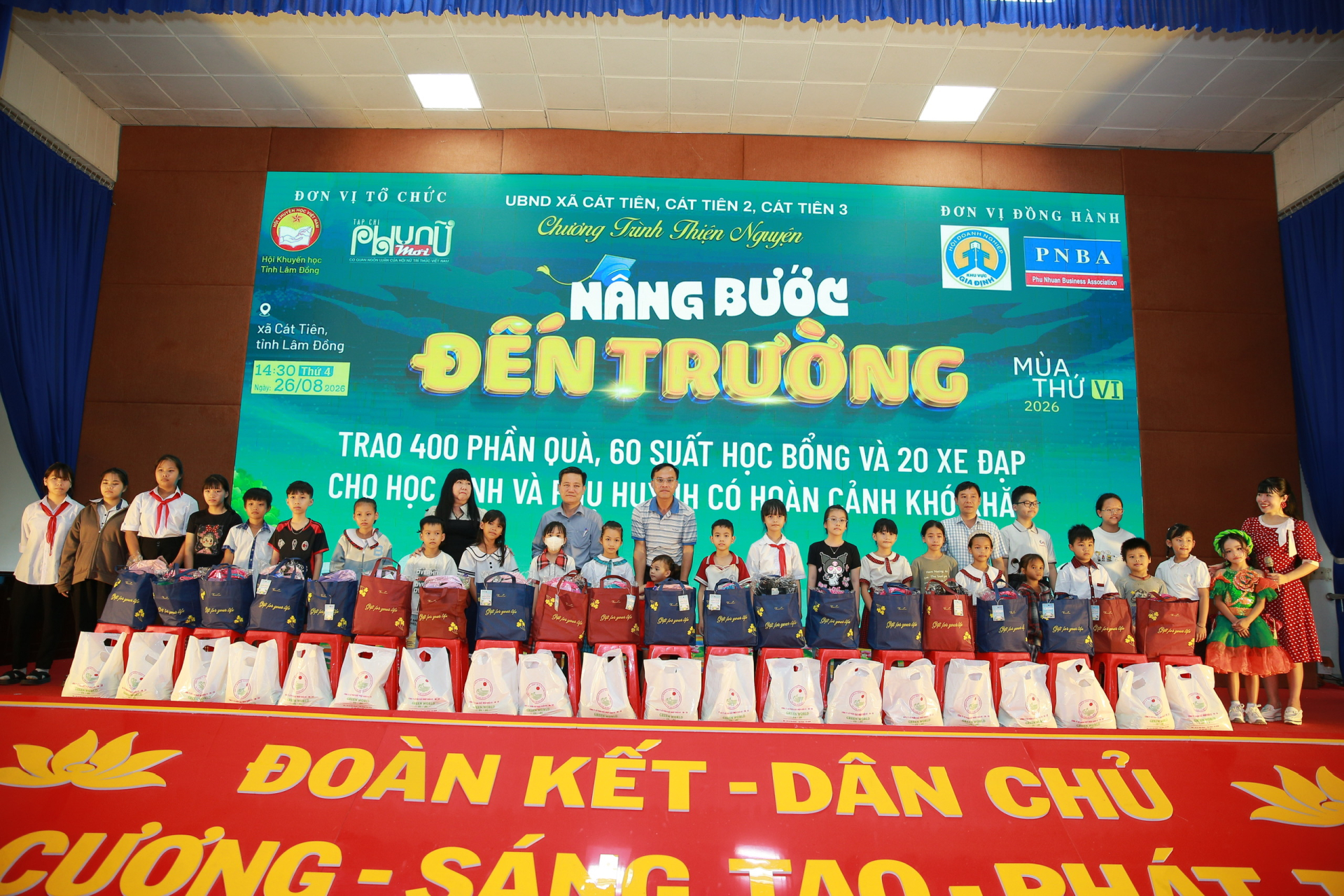 Các mạnh thường quân trao những phần quà thiết thực đến học sinh có hoàn cảnh khó khăn trước thềm năm học mới.