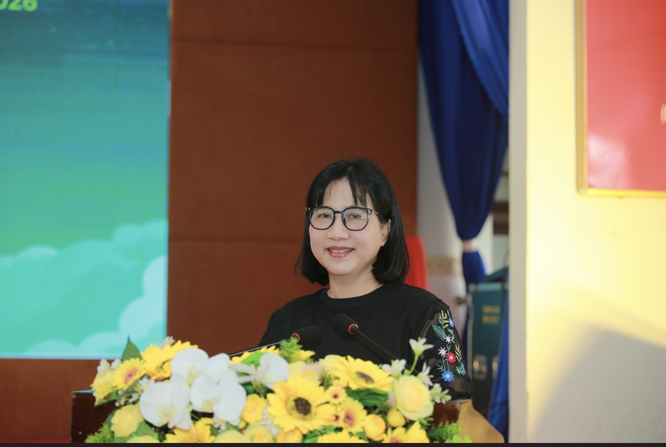   Nhà báo Chu Thị Thu Hằng, Tổng Biên tập Tạp chí Phụ nữ Mới, phát biểu tại chương trình “Nâng bước đến trường” mùa thứ VI với thông điệp: “Cùng em đến trường, cùng em đến với tương lai”.  
