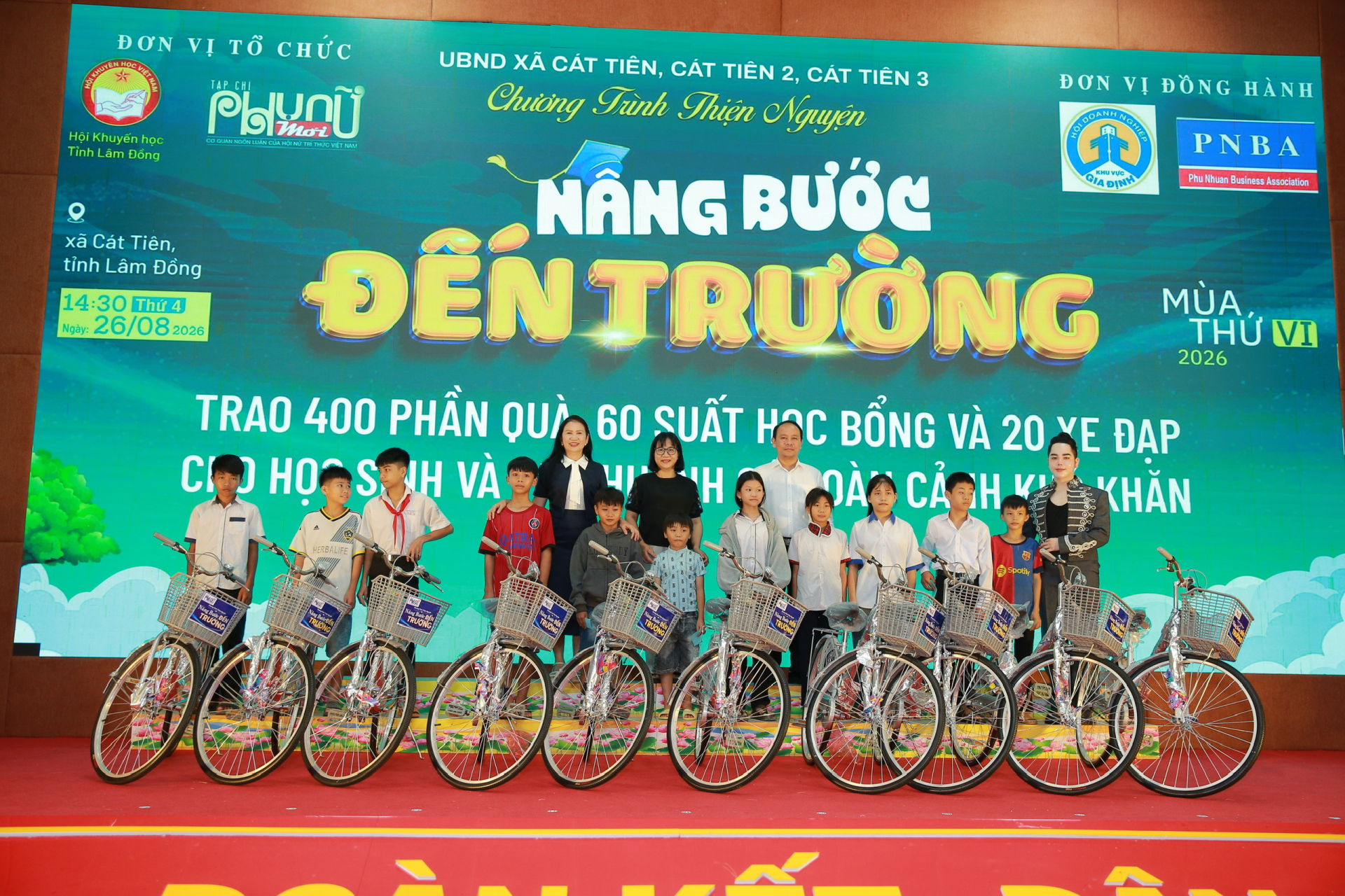 Đại diện ban tổ chức chương trình trao xe đạp cho các em có hoàn cảnh đặc biệt khó khăn hoặc phải đi học xa.