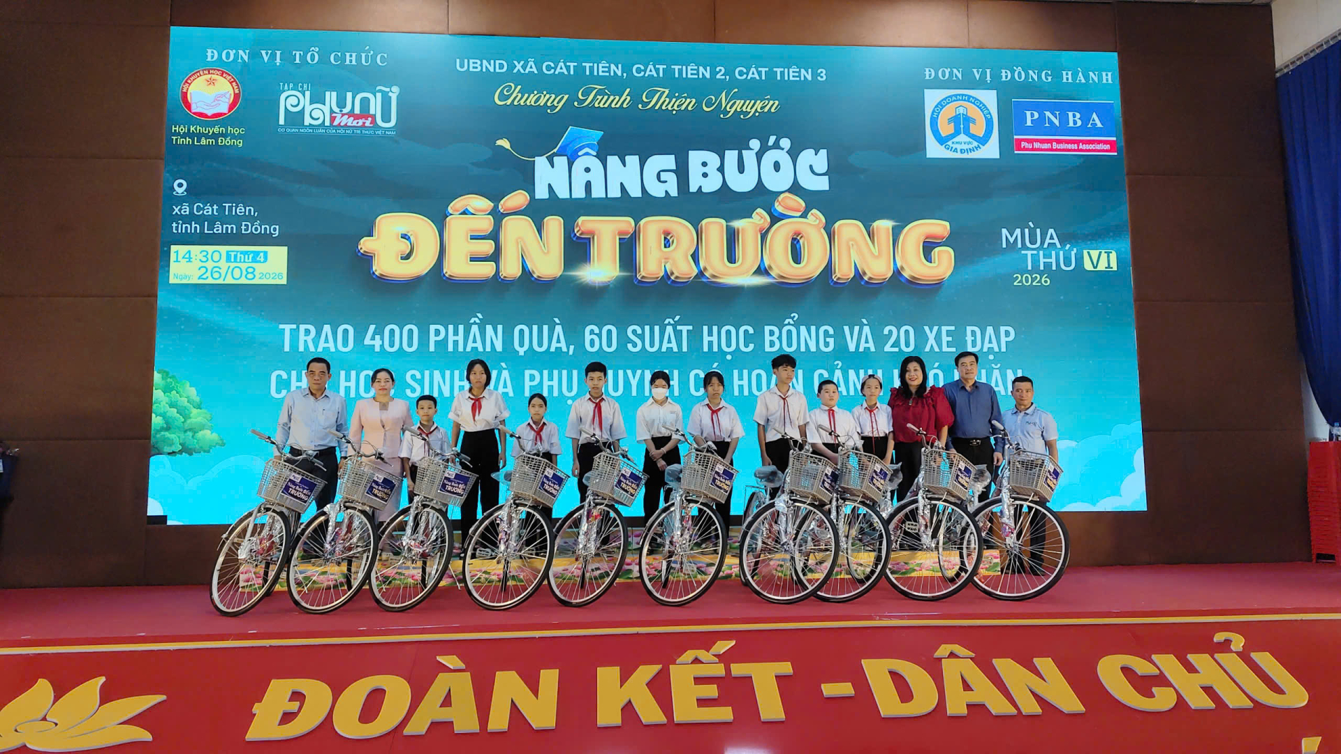 Đại diện các mạnh thường quân trao xe đạp cho học sinh có hoàn cảnh khó khăn, tiếp sức các em trên hành trình đến trường.