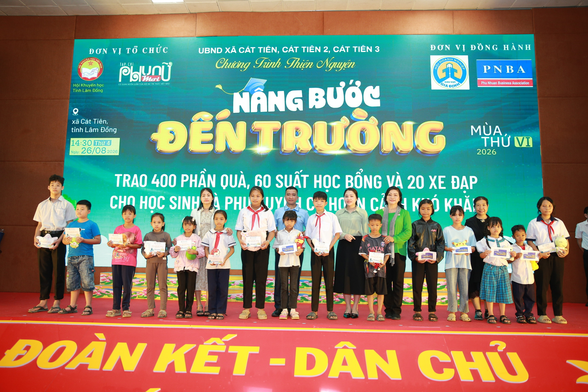 Nhà báo Phạm Việt Quang (áo xanh), Trưởng Văn phòng đại diện Tạp chí Phụ nữ Mới tại TP.HCM, cùng các mạnh thường quân trao học bổng tiếp sức học sinh trước thềm năm học mới.