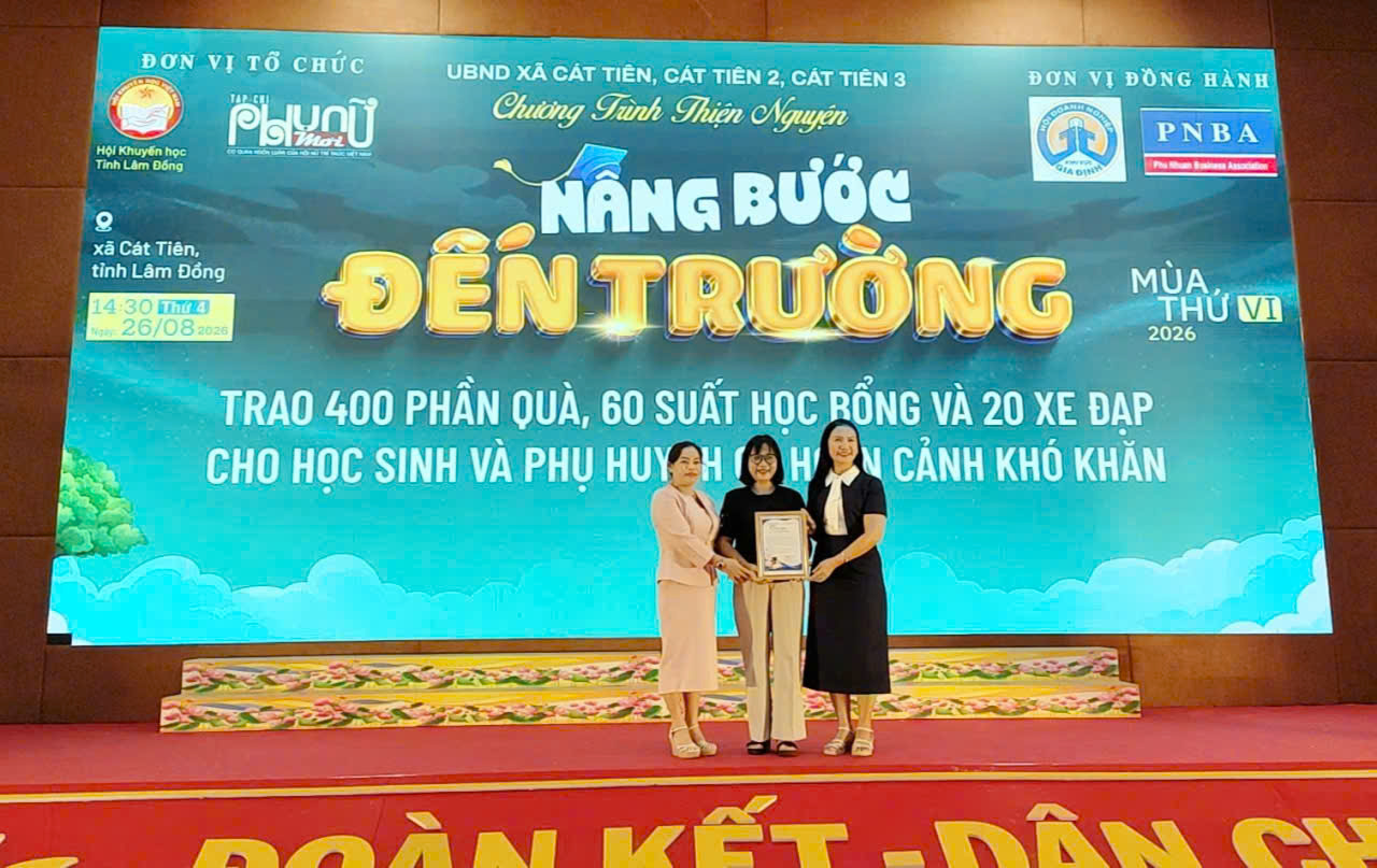   Bà Tôn Thị Ngọc Hạnh, Ủy viên Ủy ban MTTQ Việt Nam tỉnh, Chủ tịch Hội Khuyến học tỉnh Lâm Đồng và Bà Trần Thị Thế Ngọc, Phó Bí thư Đảng ủy, Chủ tịch UBND xã Cát Tiên, trao thư cảm ơn đến nhà báo Chu Thị Thu Hằng, Tổng Biên tập Tạp chí Phụ nữ Mới.  