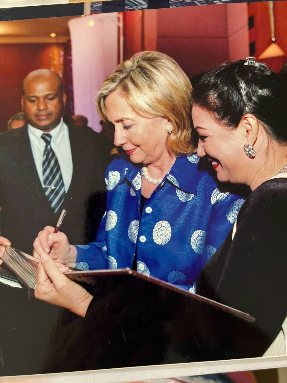 Nghệ nhân Ưu tú Ý Lan và cựu Ngoại trưởng Mỹ Hillary Clinton. (Ảnh: NVCC)