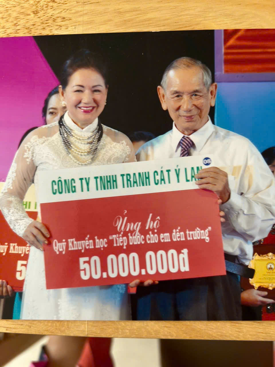 Công ty TNHH Tranh cát Ý Lan ủng hộ Quỹ Khuyến học