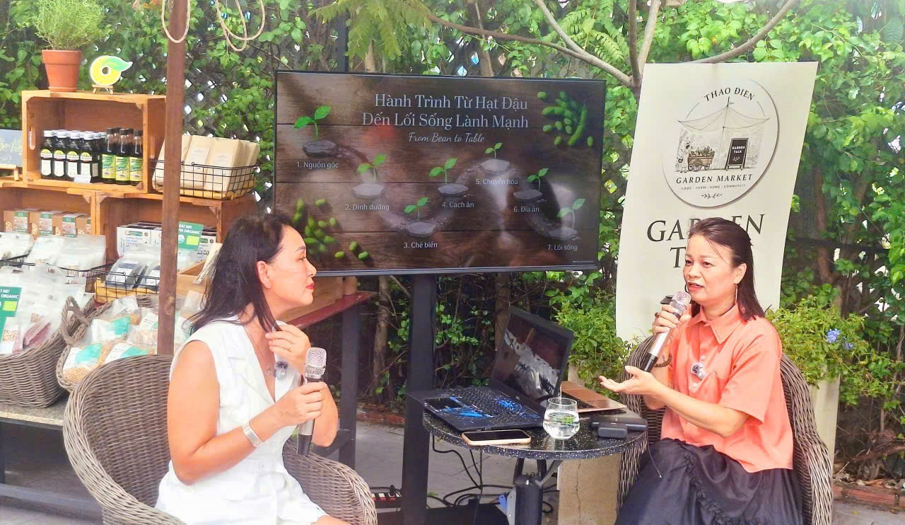 Health Coach Trần Lan Hương(áo trắng) - Thạc sĩ Huấn luyện Sức khỏe, chuyên ngành Dinh dưỡng Ứng dụng (Mỹ) trò chuyện cùng Nhà báo Sơn Nhung - Tạp chí Phụ Nữ Mới và các khách tham dự về cách sử dụng đậu nành, các sản phẩm từ đậu đa dạng và cân bằng trong chế độ ăn.