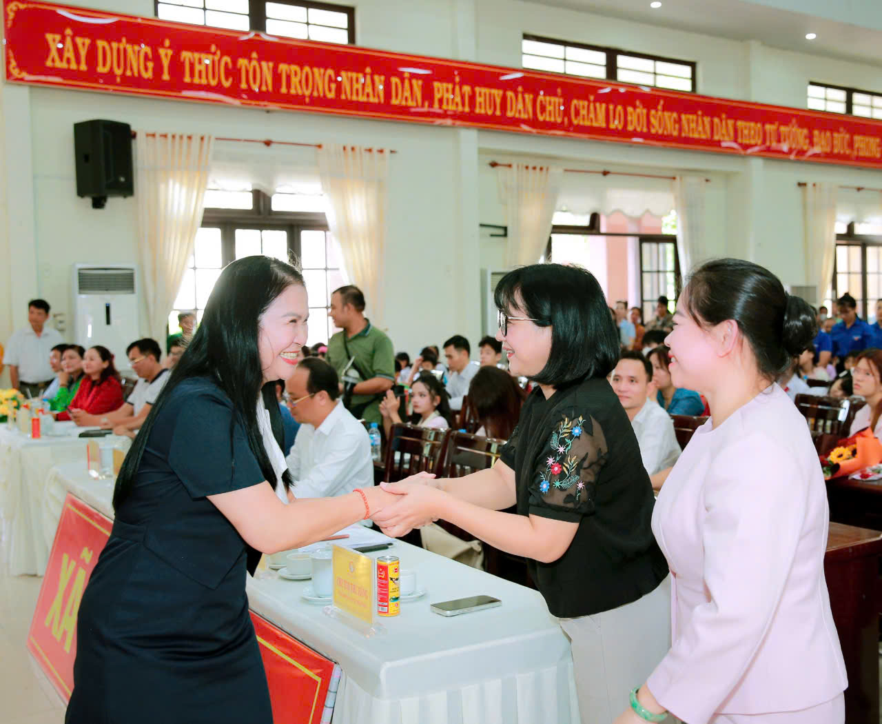 Nhà báo Chu Thị Thu Hằng, Tổng Biên tập Tạp chí Phụ nữ Mới trân trọng cảm ơn Bà Tôn Thị Ngọc Hạnh, Ủy viên Ủy ban MTTQ Việt Nam tỉnh, Chủ tịch Hội Khuyến học tỉnh Lâm Đồng và Bà Trần Thị Thế Ngọc, Phó Bí thư Đảng ủy, Chủ tịch UBND xã Cát Tiên cùng lãnh đạo địa phương đã quan tâm, phối hợp và tạo điều kiện để chương trình được diễn ra thuận lợi tại Cát Tiên (Ảnh: Thanh Tú)