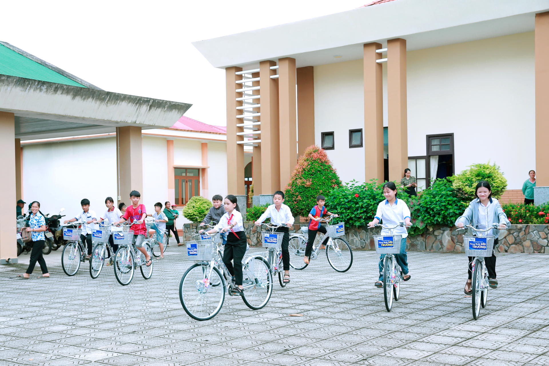 Những chiếc xe đạp trở thành một phần hành trang của năm học mới, giúp con đường đến trường của các em bớt xa và ước mơ phía trước cũng trở nên gần hơn. (Ảnh: Thanh Tú)