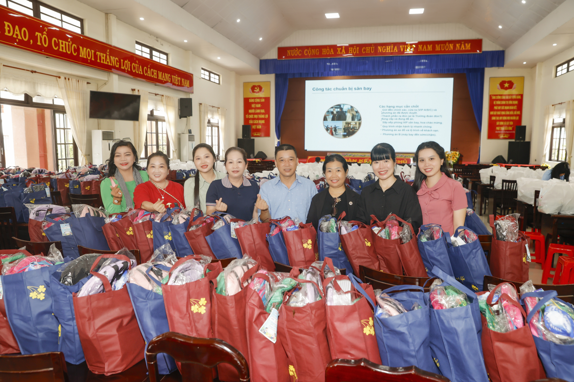 Những phần quà yêu thương được Ban Tổ chức và các mạnh thường quân chuẩn bị chu đáo, trao tặng học sinh có hoàn cảnh khó khăn. (Ảnh: Võ Sĩ Điều)