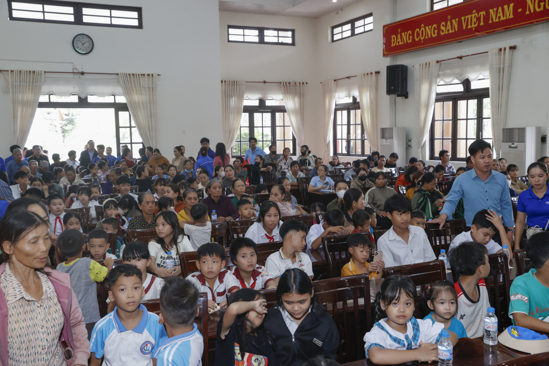 Phụ huynh và các em học sinh tại chương trình “Nâng bước đến trường” mùa thứ VI (Ảnh: Võ Sĩ Điều)