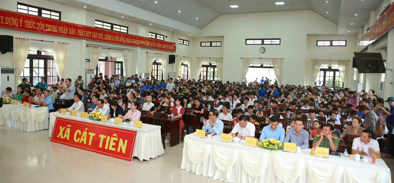 Sự đồng hành trách nhiệm, chu đáo của chính quyền địa phương đã góp phần quan trọng để chương trình diễn ra thuận lợi (Ảnh: Thanh Tú)