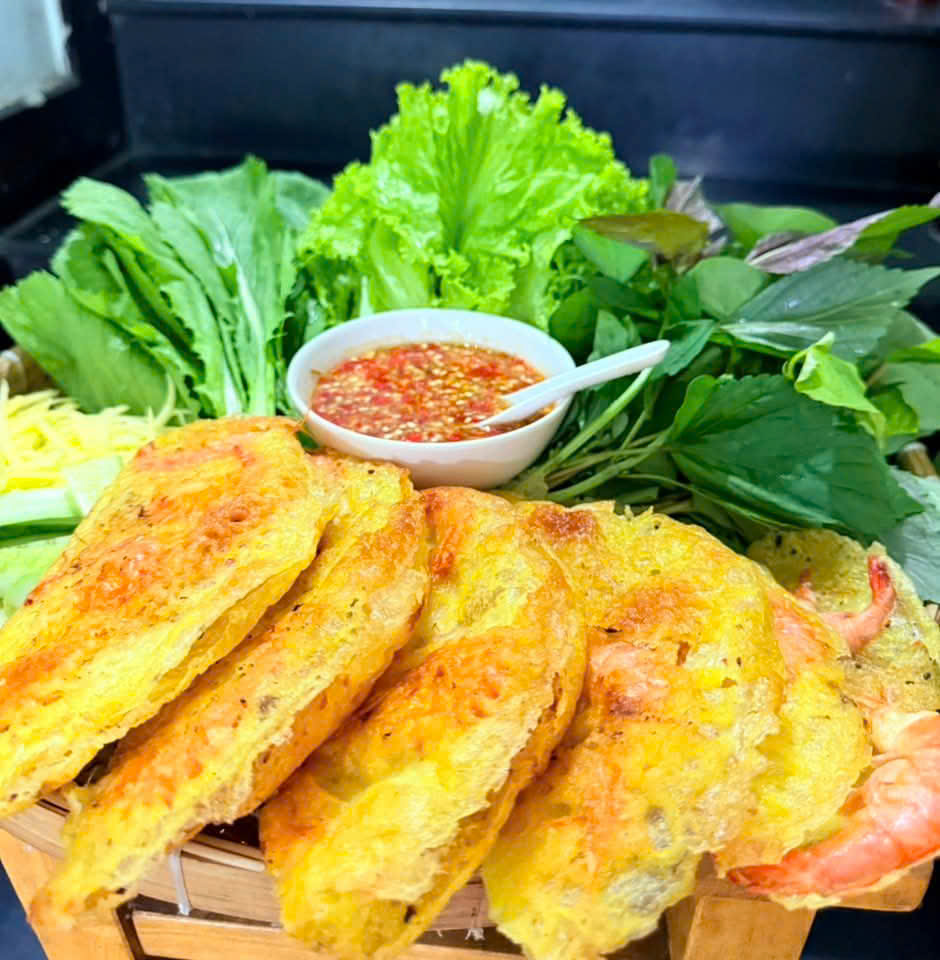 Những chiếc bánh xèo tôm nhảy nóng hổi, ăn kèm rau sống, bánh tráng và nước chấm đậm đà. (Ảnh - BÁNH XÈO TÔM NHẢY THANH DIỆU)