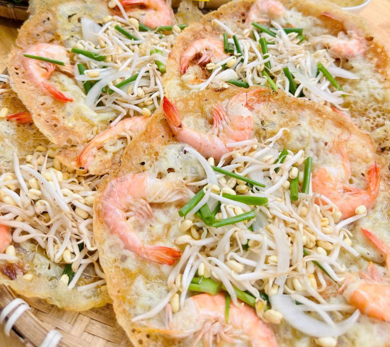 Bánh xèo tôm nhảy Bình Định với lớp vỏ mỏng, giòn, vàng ruộm cùng những con tôm đất tươi ngọt. (Ảnh - BÁNH XÈO TÔM NHẢY THANH DIỆU)