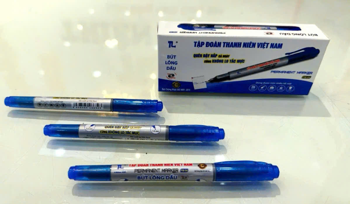 Bút lông dầu CD ngòi nhỏ PM-04  tạo nét viết gọn sử dụng thuận tiện trên nhiều bề mặt như giấy, bìa carton, nhựa, kim loại, gỗ, kính hay gốm...