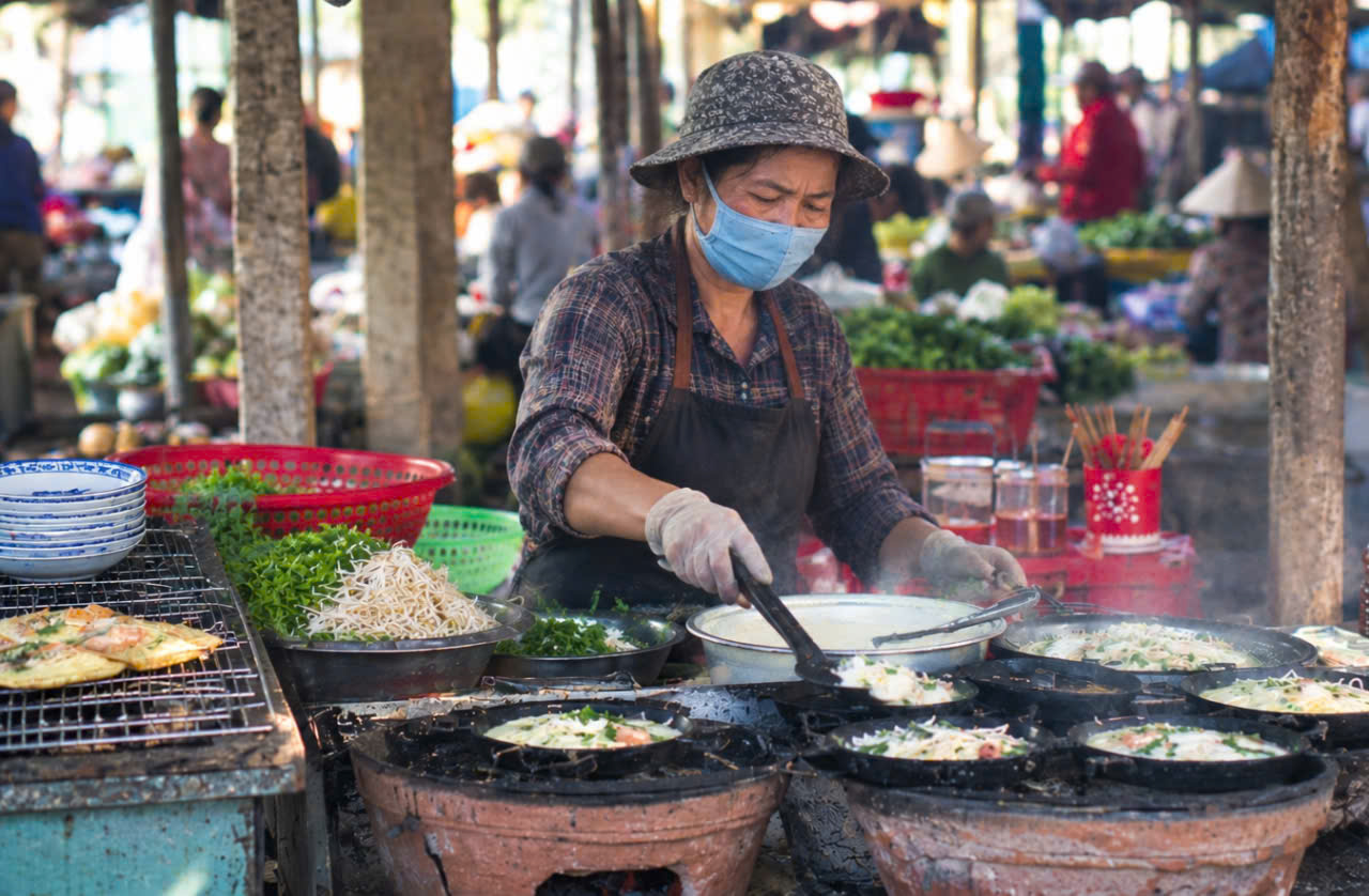 Chợ Giai Sơn mang đậm nét bình dị của vùng đất Phú Yên xưa, nơi món ăn dân dã, nhịp chợ sáng và đời sống cộng đồng tạo nên một trải nghiệm đáng nhớ.