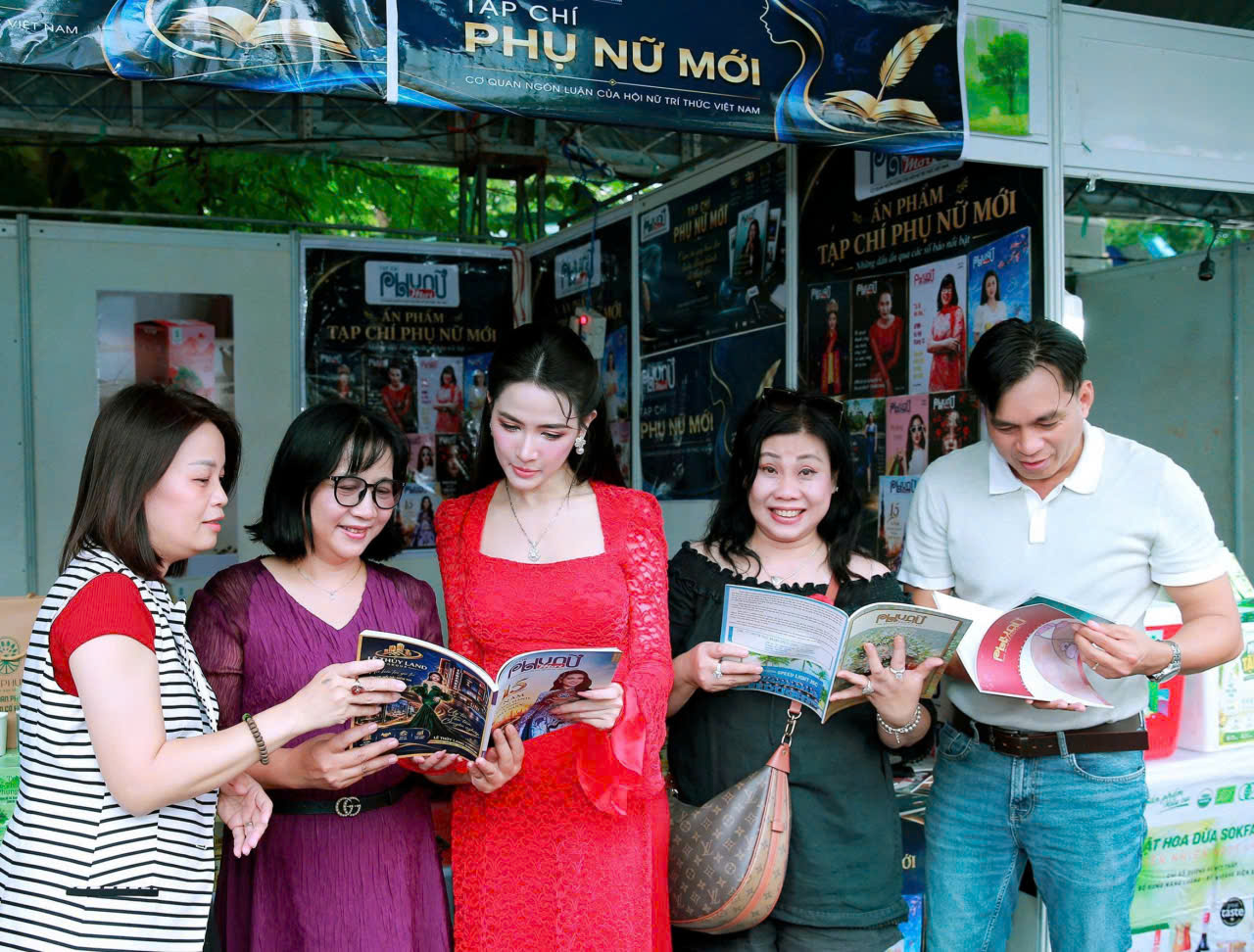 Ấn phẩm giấy vẫn mang đến một trải nghiệm đọc trực tiếp và khác biệt trong thời đại số. Ảnh: Thanh Tú