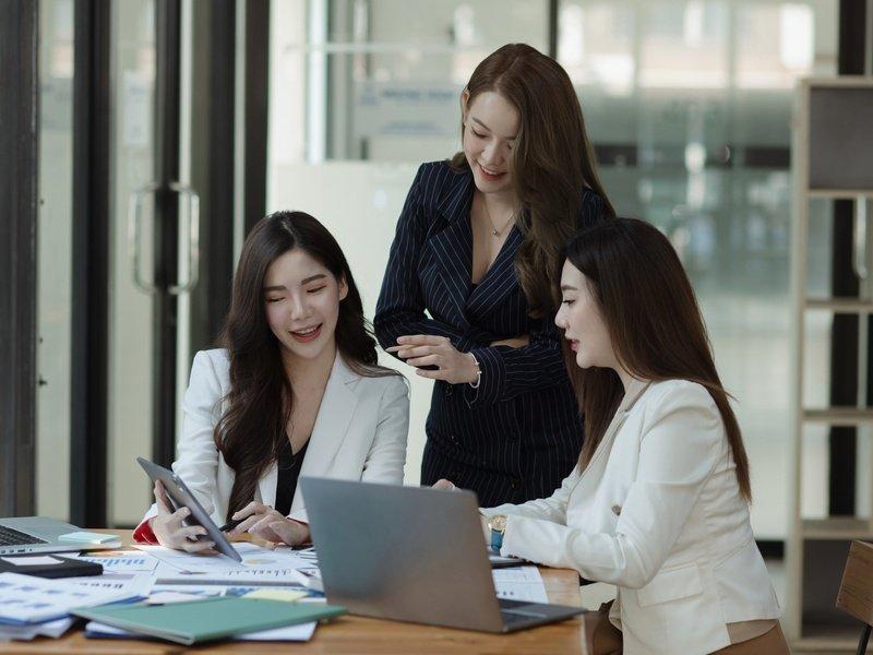 Hành trình nghề nghiệp của phụ nữ không chỉ được tạo nên từ năng lực cá nhân mà còn từ sự hợp tác, học hỏi và những mối quan hệ hỗ trợ trong công việc. Ảnh minh họa.