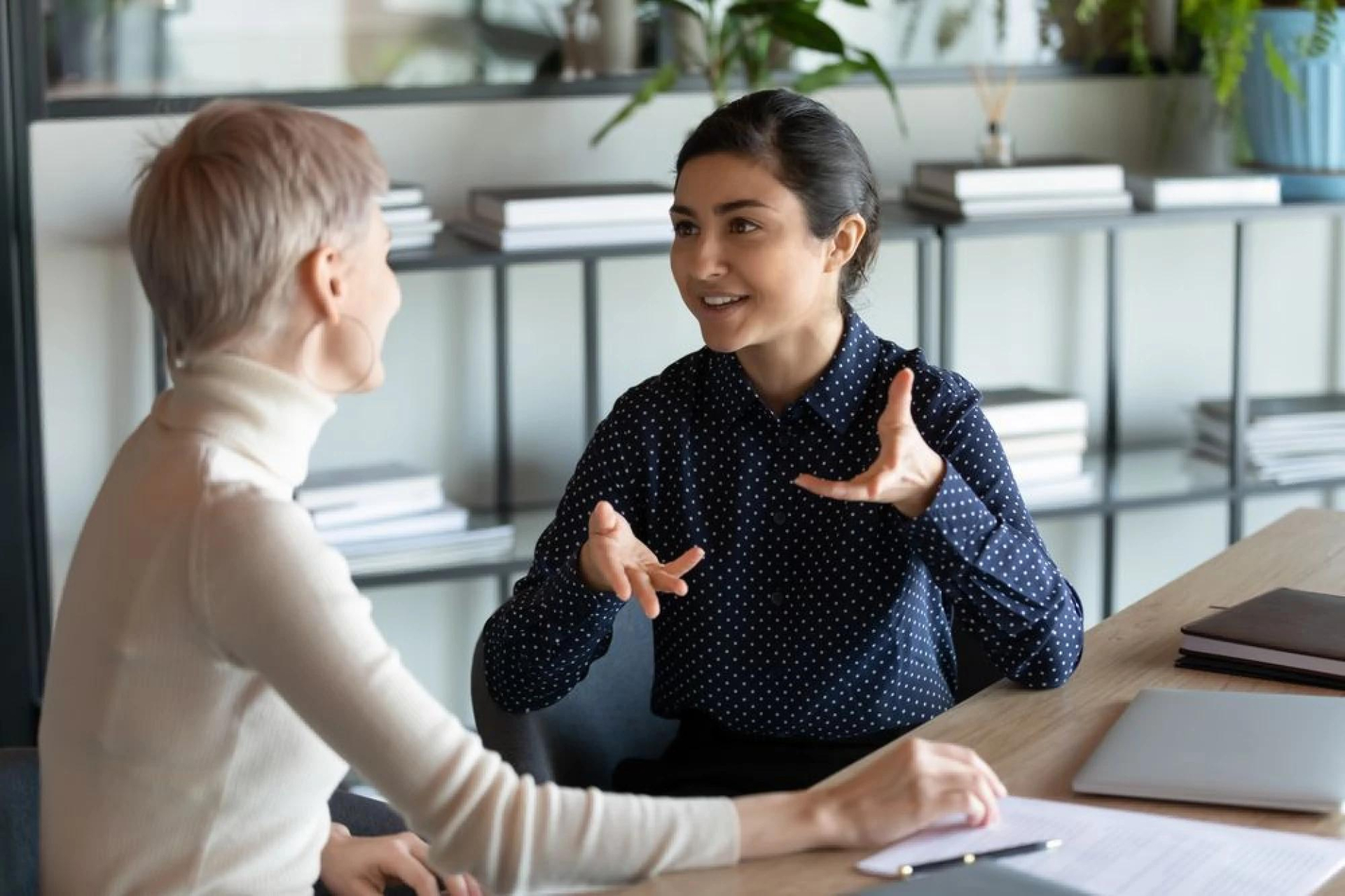 Chủ động bày tỏ quan điểm nhưng vẫn giữ sự tôn trọng là một cách ứng xử phù hợp với đời sống hiện đại. Ảnh: Pexels