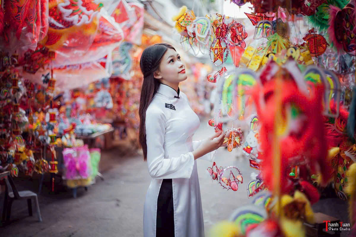 Tà áo dài trắng nổi bật giữa sắc màu rực rỡ của phố lồng đèn Lương Nhữ Học mùa Trung thu.