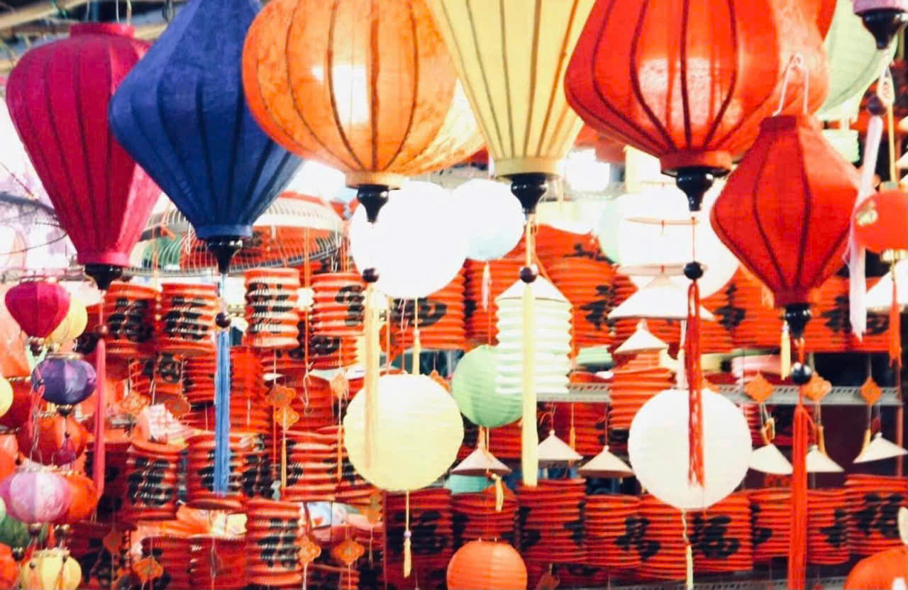 Những chiếc lồng đèn đủ kiểu dáng, màu sắc được bày bán.