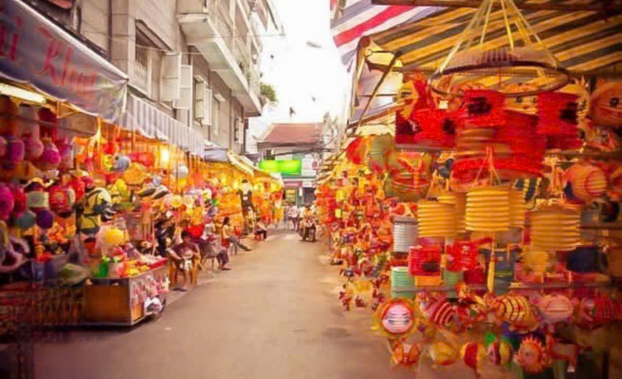 Những dãy lồng đèn đủ màu sắc tạo nên không gian đặc trưng của phố Lương Nhữ Học mùa Trung thu.
