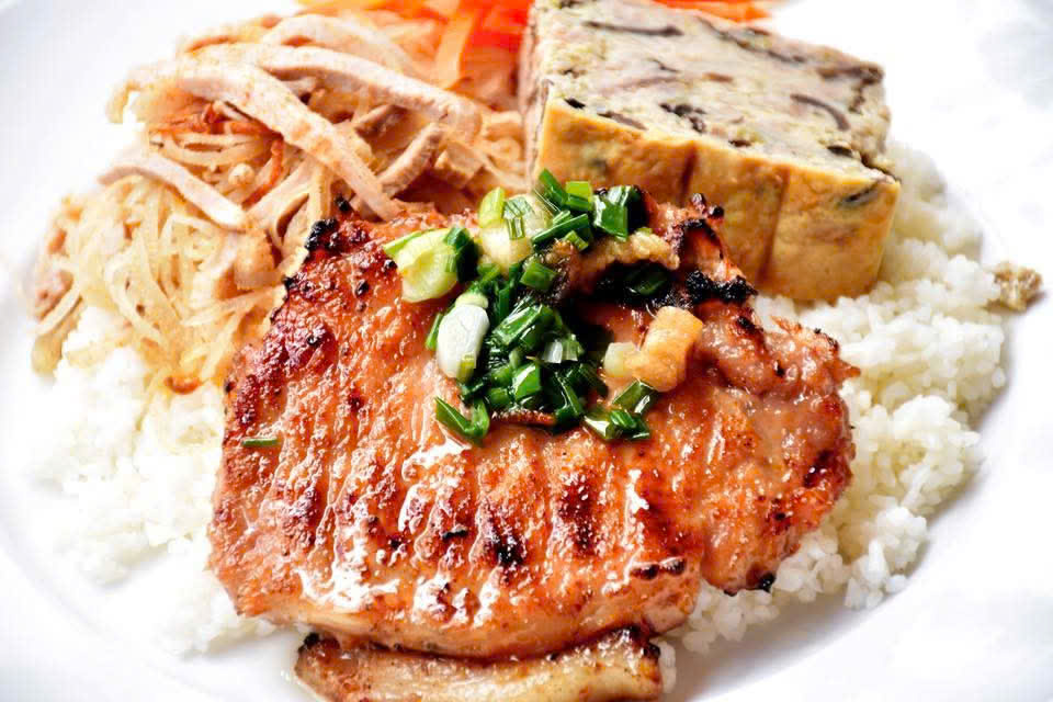 Cơm tấm hiện diện trong đời sống ẩm thực Sài Gòn, từ những hàng quán  đến những bữa ăn quen thuộc của người thành phố.Ảnh : Minh họa