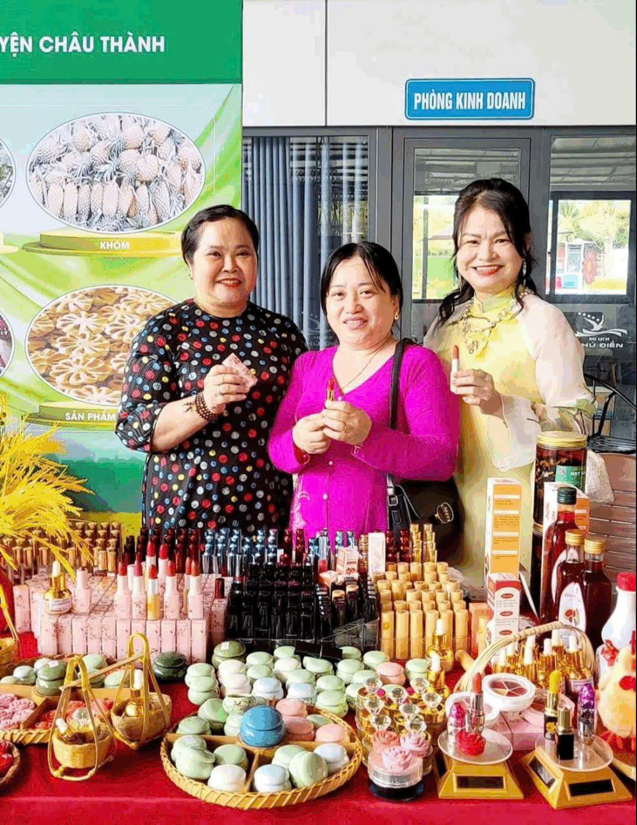 Chị Nguyễn Thị Pha Phăng (ở giữa) và các sản phẩm son gấc, dầu gấc của thương hiệu P'Phăng tại một gian hàng trưng bày nông sản