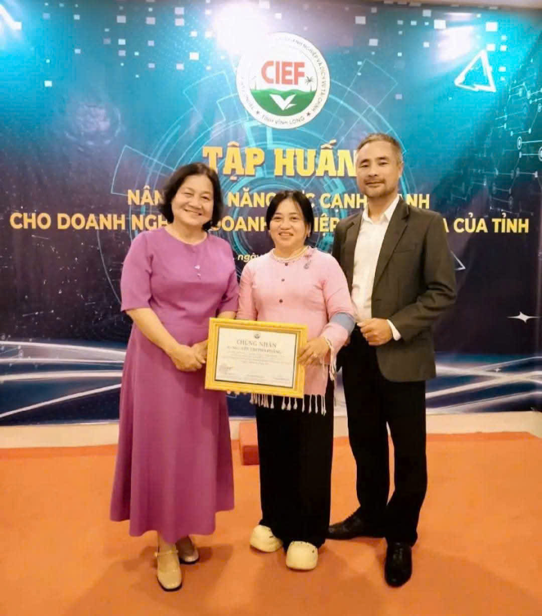   Chị Nguyễn Thị Pha Phăng (ở giữa) cùng hai cố vấn khởi nghiệp ThS. Huỳnh Hồng Mai và TS. Nguyễn Hữu Thi, những người không chỉ định hướng công nghệ AI mà còn hỗ trợ vốn cho chị khởi nghiệp.  
