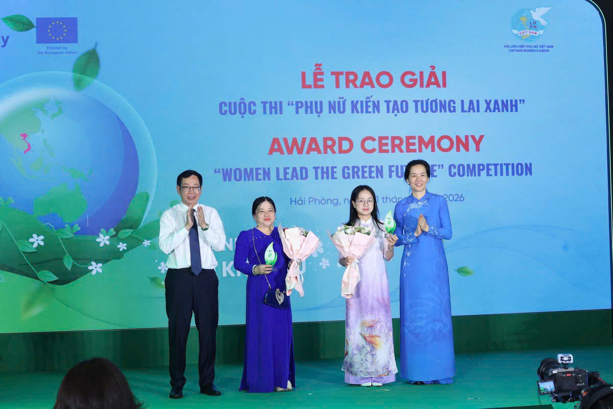   Chị Nguyễn Thị Pha Phăng (thứ hai từ trái sang) nhận hoa và giải thưởng tại Lễ trao giải cuộc thi 
