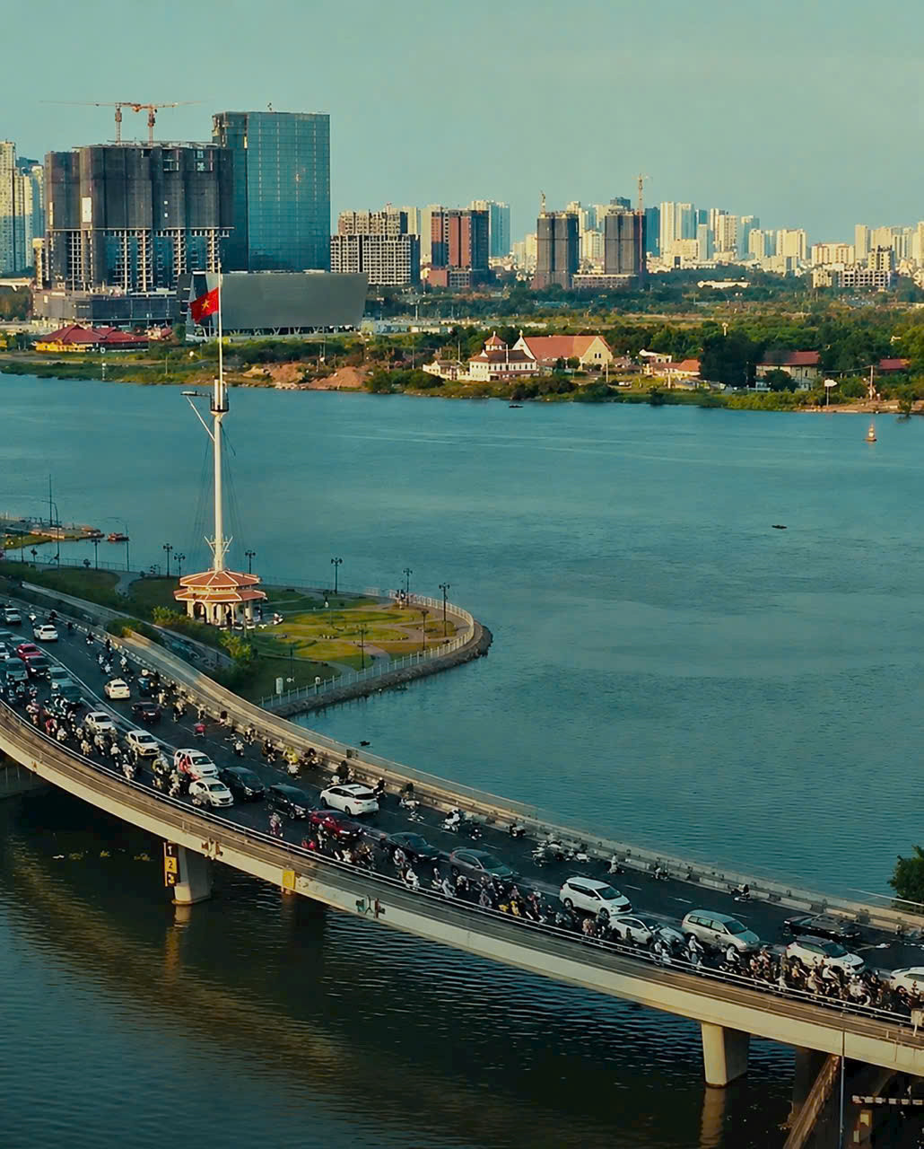 Giữa nhịp sống sôi động của Sài Gòn, tháng 9 mang đến những gam màu dịu dàng hơn cho thành phố.