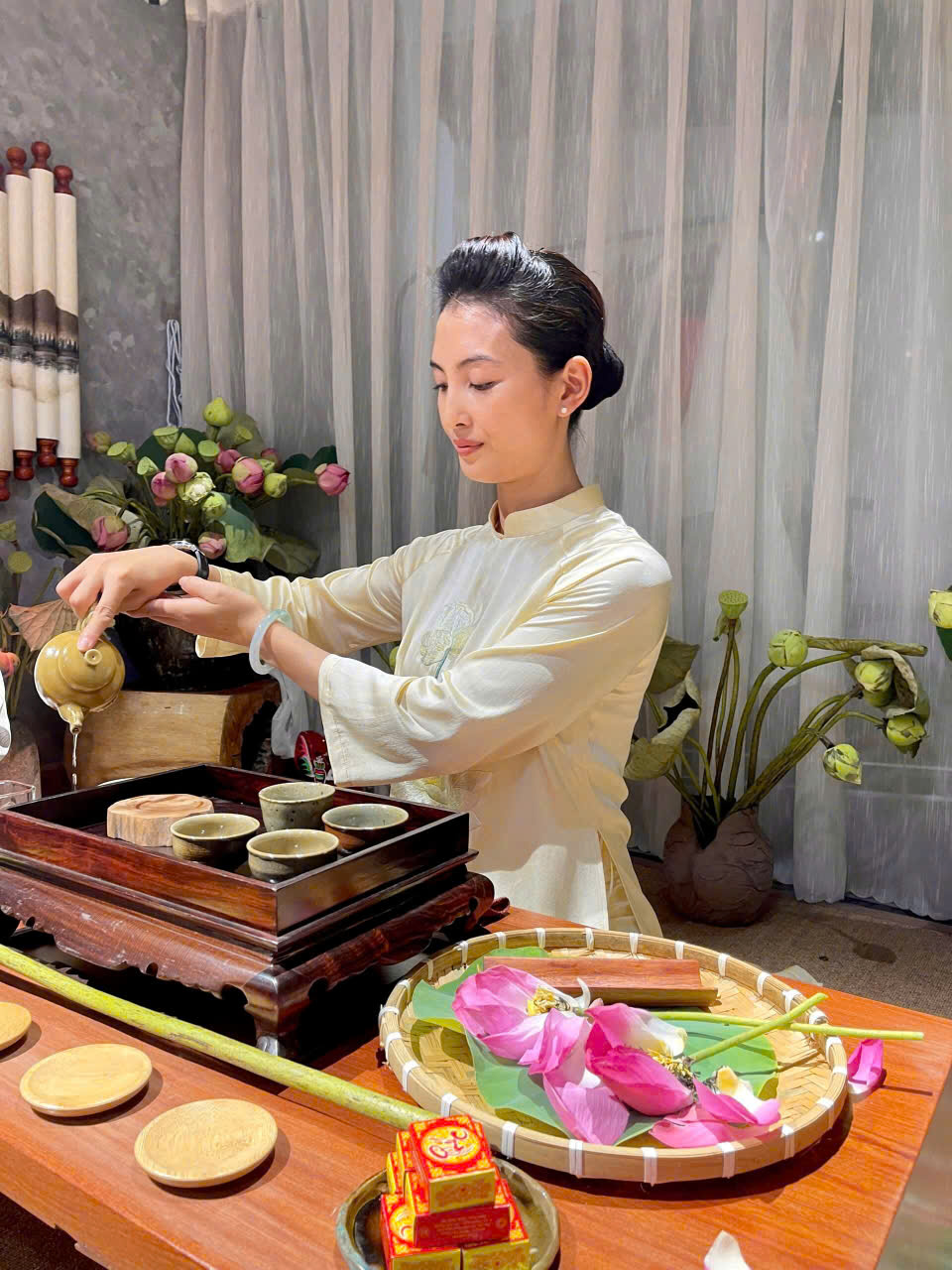 Nghệ nhân Dương Lệ, Trà chủ An Nhơn Trà pha trà mời khách