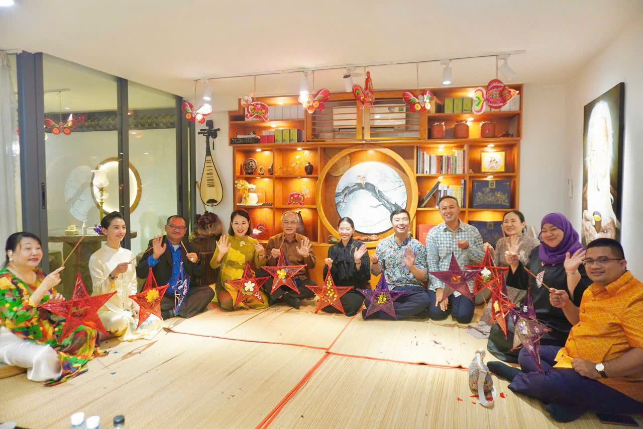 Đại diện Tổng lãnh sự quán các nước Asean trang trí lồng đèn tại sự kiện