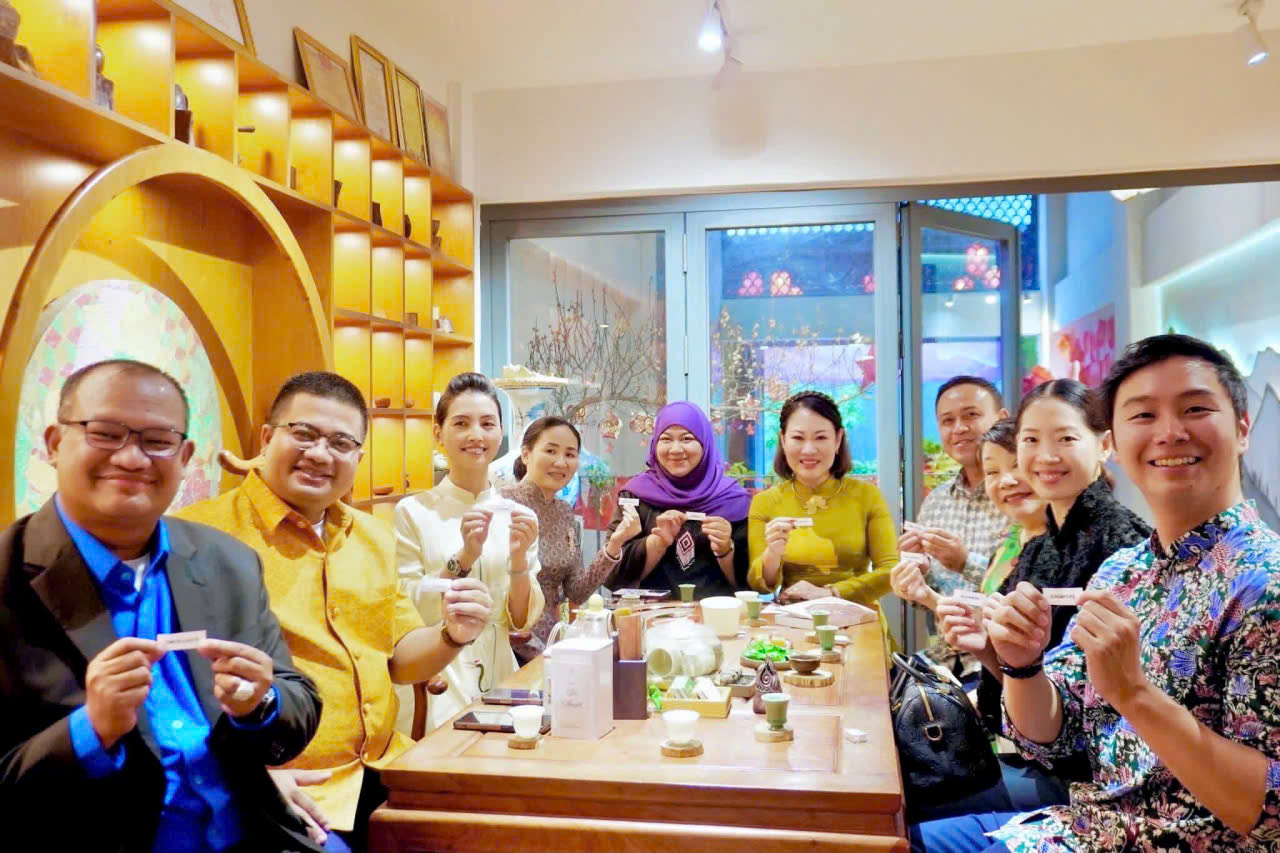 Đại diện Tổng Lãnh sự quán các nước ASEAN, Hội Hữu nghị Việt Nam - Đông Nam Á TP. Hồ Chí Minh và An Nhơn Trà bốc thăm quốc hoa để trang trí lồng đèn tại sự kiện.