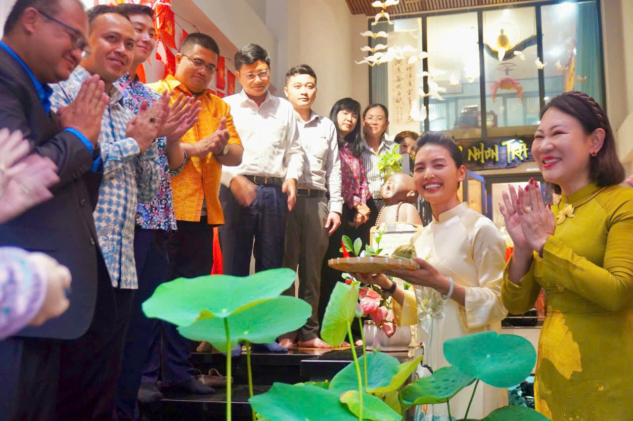 Những bông sen Việt ngậm trà còn tươi mới đã được chính các vị khách quý tự tay cắt hoa cùng trà chủ Dương Lệ, sau đó cùng nhau thưởng thức trong tiệc trà hữu nghị