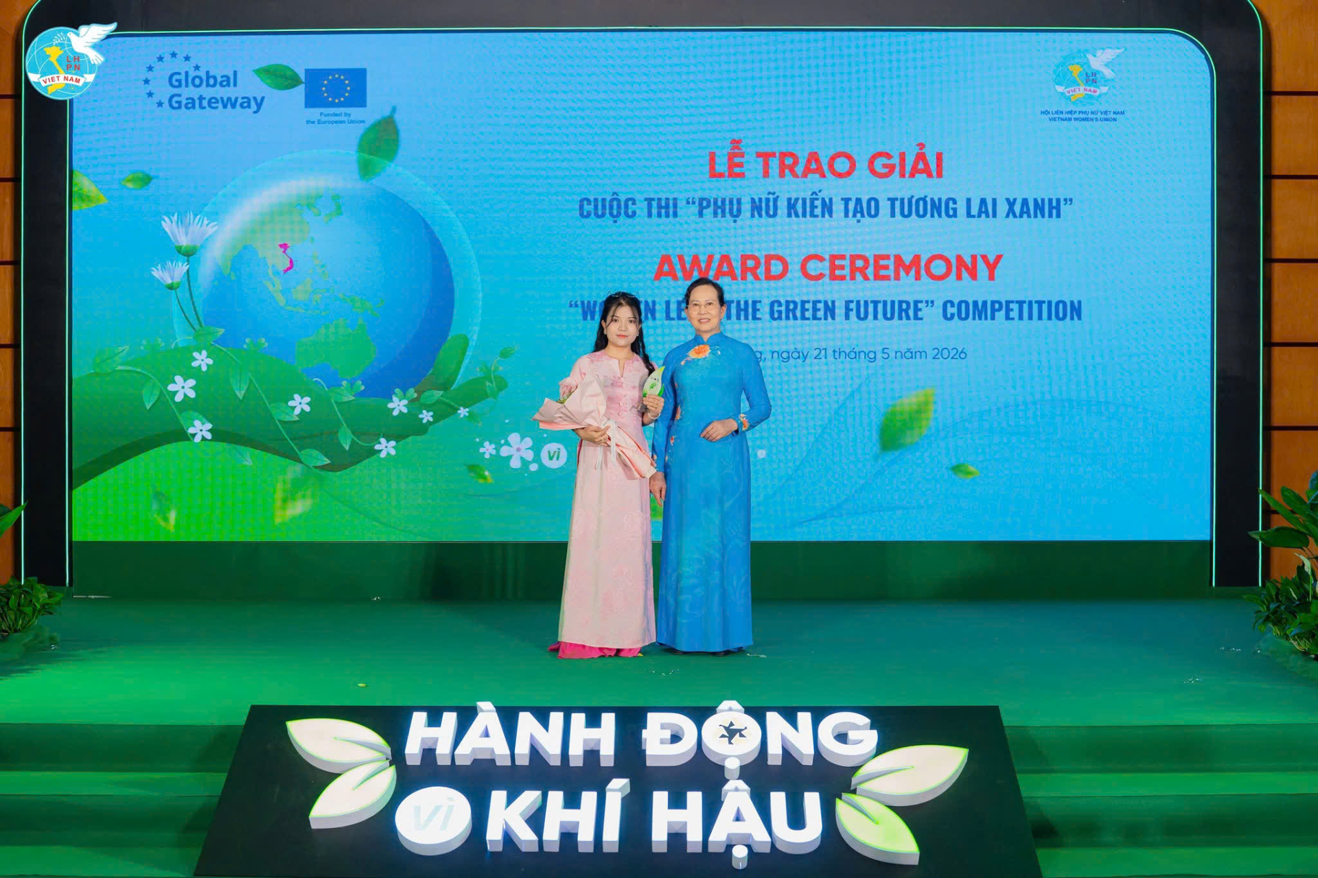 Cô giáo Nguyễn Thị Kim Loan nhận giải thưởng tại Lễ trao giải cuộc thi 