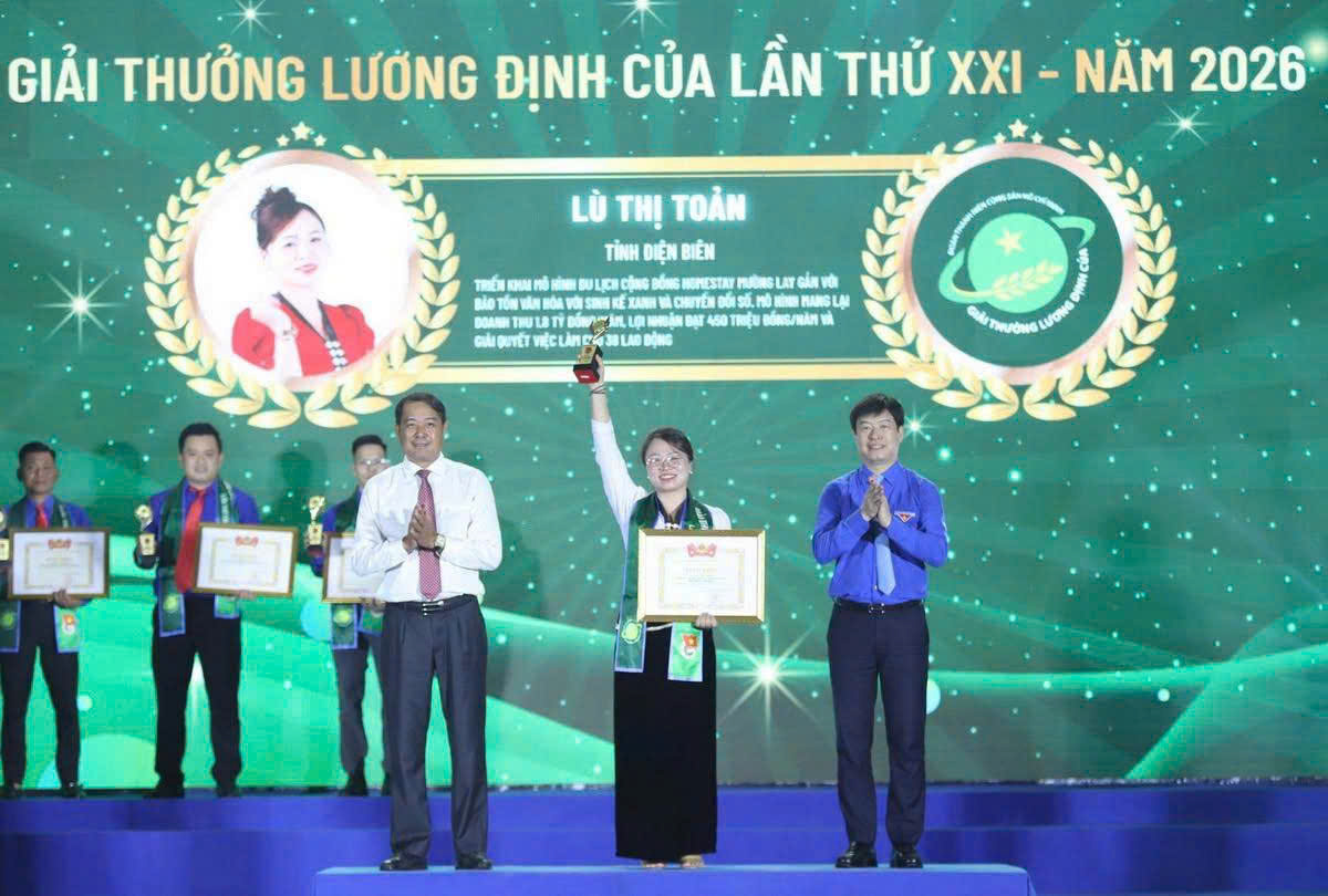 Chị Lù Thị Toản được vinh danh tại Giải thưởng Lương Định Của lần thứ XXI - năm 2026, tổ chức tại Đắk Lắk tối 19/9. Ảnh: Hội LHTN Việt Nam