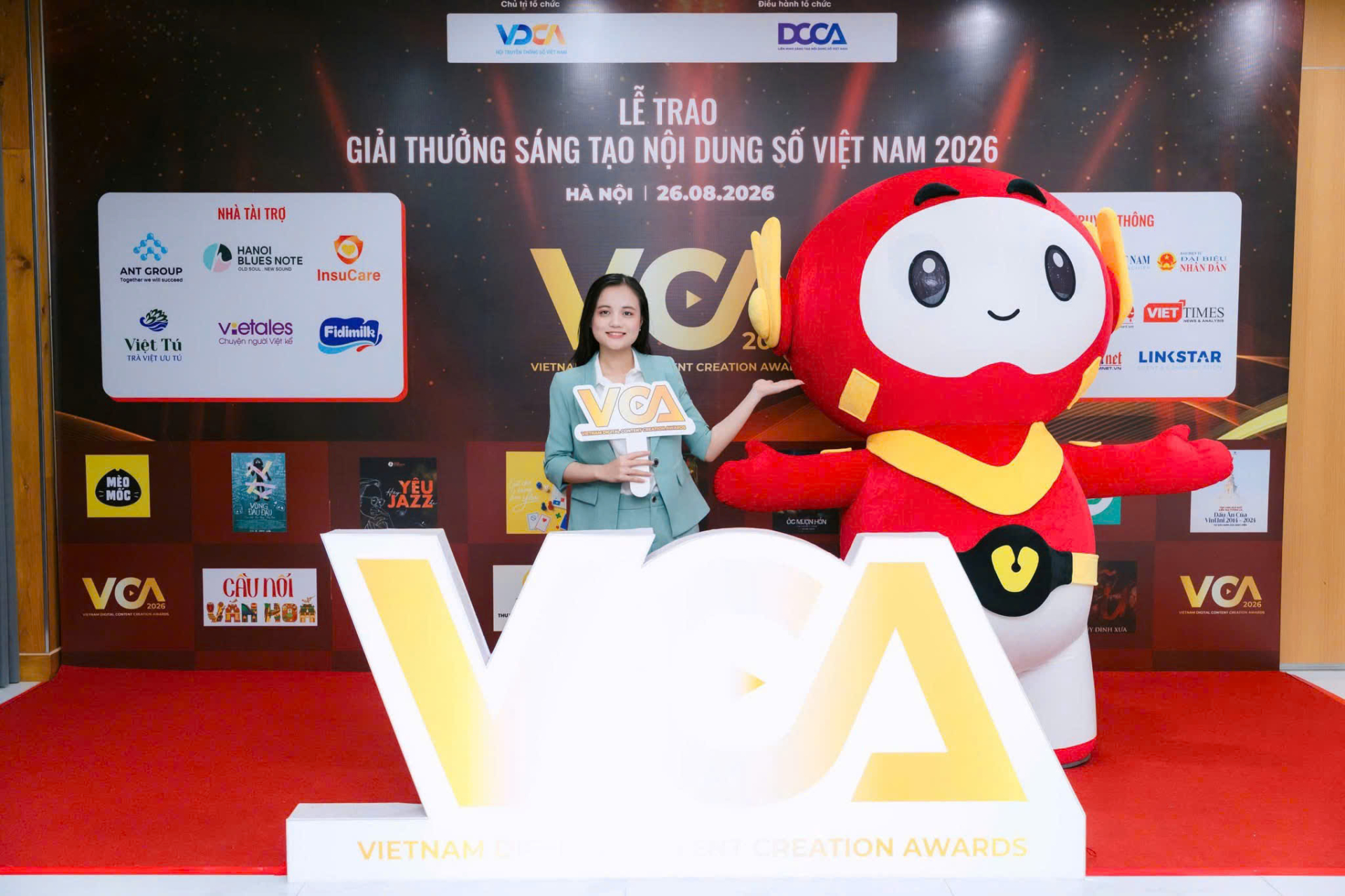 Chị Trịnh Thị Yến Nhi chụp ảnh lưu niệm tại sự kiện VCA 2026.