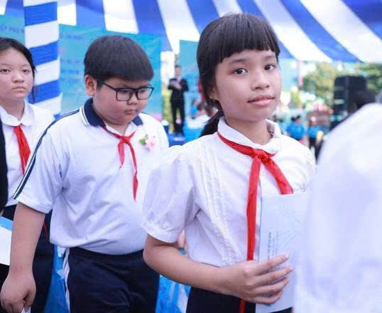 Các em nhỏ vui mừng đón nhận học bổng và xe đạp do Hội Liên hiệp Phụ nữ TP.HCM trao tặng.