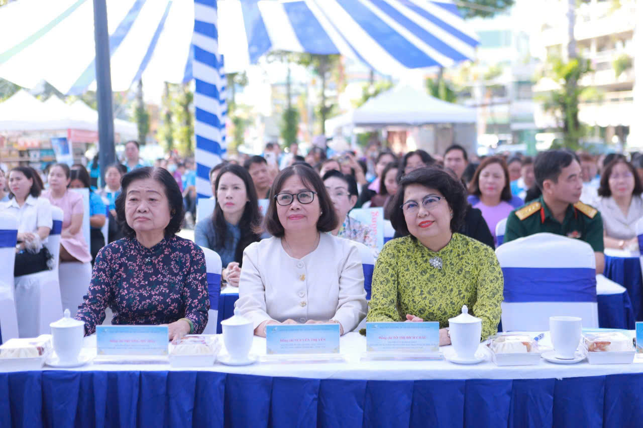 Bà Trương Mỹ Hoa, nguyên Bí thư Trung ương Đảng, nguyên Phó Chủ tịch nước tham dự lễ ra quân “Tháng cùng Phụ nữ hành động” năm 2026.