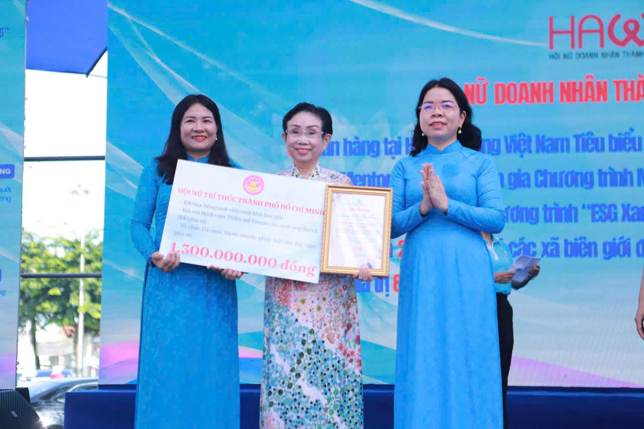 PGS.TS Trương Thị Hiền (giữa), Chủ tịch Hội Nữ trí thức TP.HCM tại chương trình “Tháng cùng Phụ nữ hành động” năm 2026.